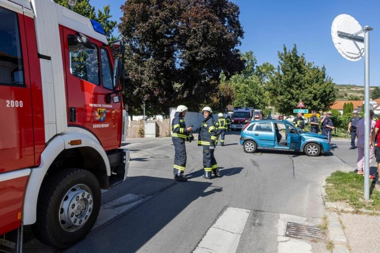 Verkehrsunfall mit einer eingeklemmten Person